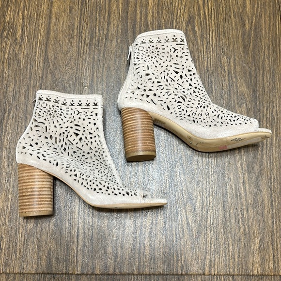 Gianni Bini Pomma Suede Laser Cut Booties, Taupe, Women’s size US 7.5 - Picture 2 of 8